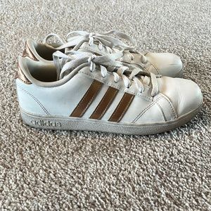ADIDAS SNEAKERS GIRLS SIZE 4 BIG GIRLS